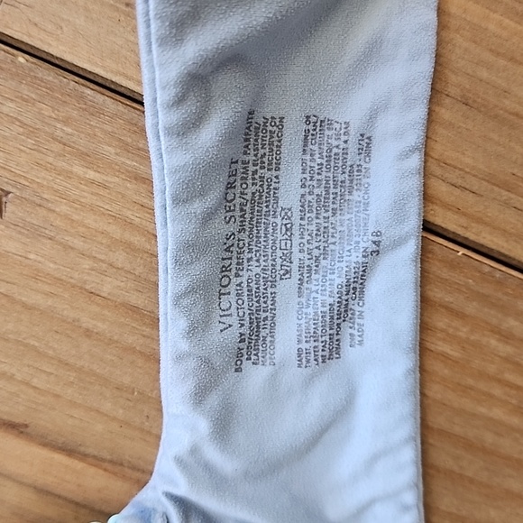 2 34B Body by Victoria Victoria Secret Bras - Red & Blue - Picture 14 of 15